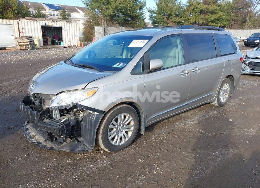 Photo 2 of 2017 Toyota Sienna XLE 8 PASSENGER (VIN 5TDYZ3DC3HS790045)