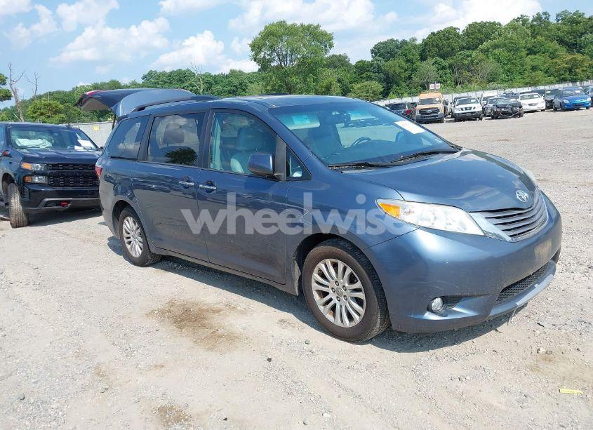 2017 Toyota Sienna XLE 8 PASSENGER (VIN 5TDYZ3DC3HS840250) main photo