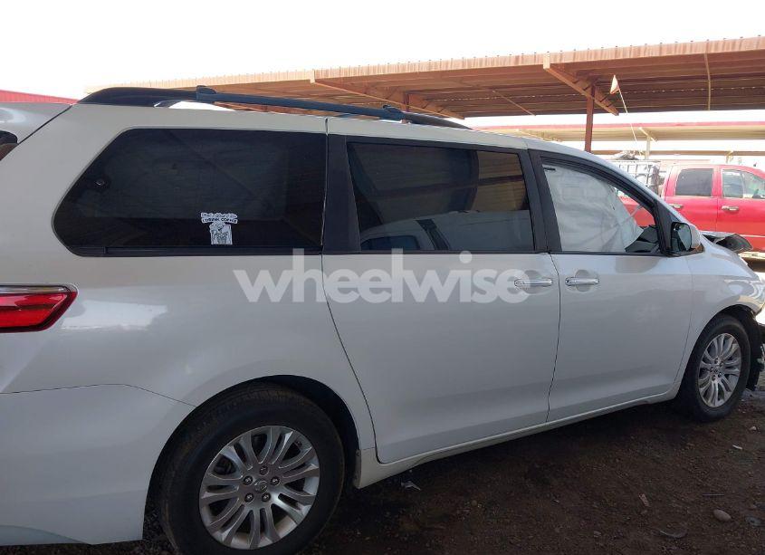 Photo 13 of 2017 Toyota Sienna XLE 8 PASSENGER (VIN 5TDYZ3DC3HS849191)