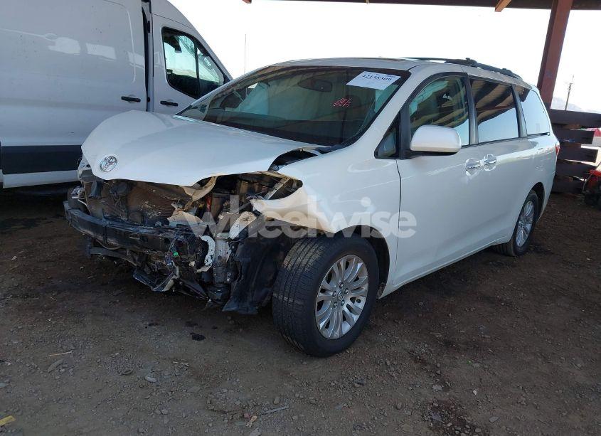 Photo 2 of 2017 Toyota Sienna XLE 8 PASSENGER (VIN 5TDYZ3DC3HS849191)