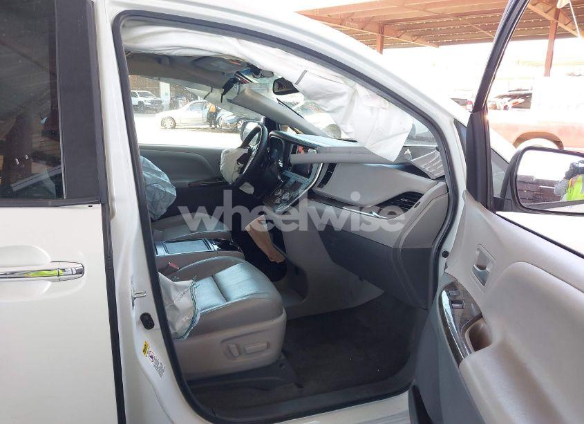 Photo 5 of 2017 Toyota Sienna XLE 8 PASSENGER (VIN 5TDYZ3DC3HS849191)