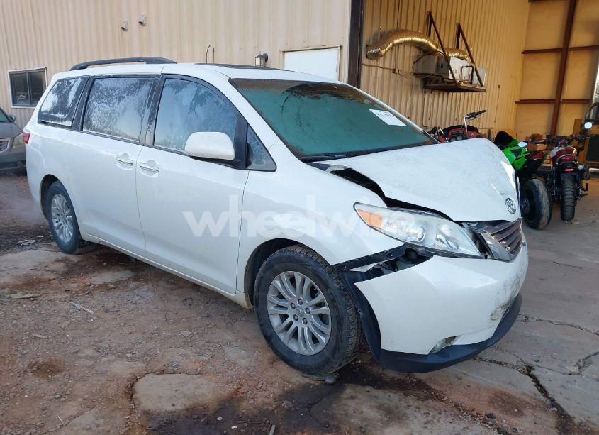 2017 Toyota Sienna XLE/LIMITED (VIN 5TDYZ3DC3HS861552) main photo