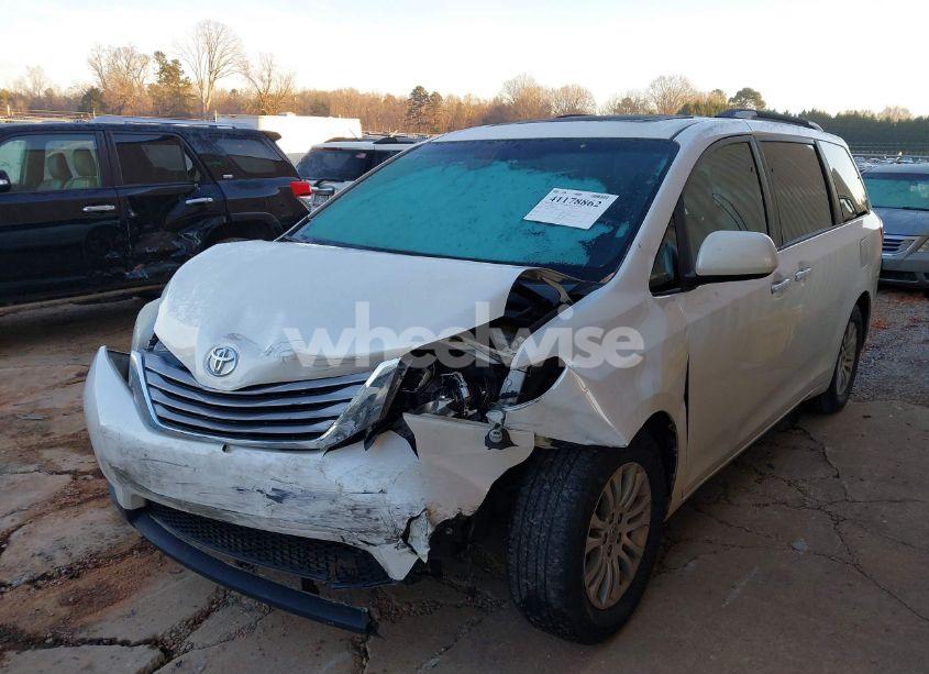 Photo 2 of 2017 Toyota Sienna XLE/LIMITED (VIN 5TDYZ3DC3HS861552)