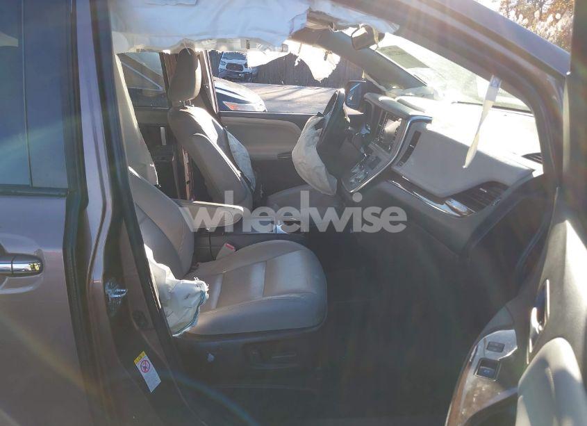 Photo 5 of 2018 Toyota Sienna LIMITED PREMIUM 7 PASSENGER (VIN 5TDYZ3DC3JS906589)