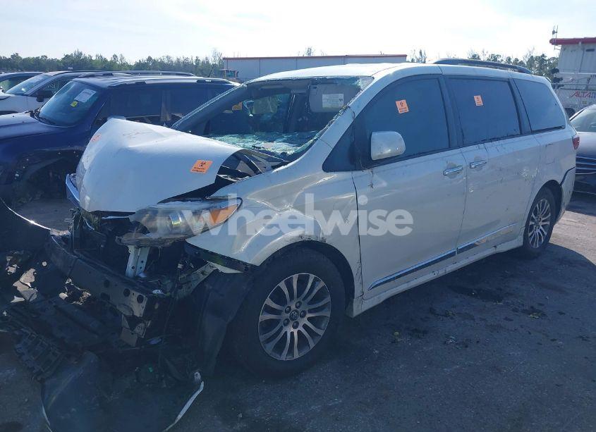 Photo 2 of 2018 Toyota Sienna XLE/XLE PREMIUM/LIMITED/LIMITED PREMIUM (VIN 5TDYZ3DC3JS913624)