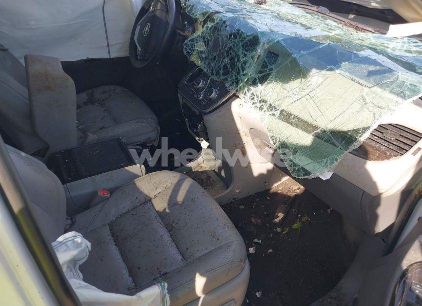 Photo 5 of 2018 Toyota Sienna XLE/XLE PREMIUM/LIMITED/LIMITED PREMIUM (VIN 5TDYZ3DC3JS913624)