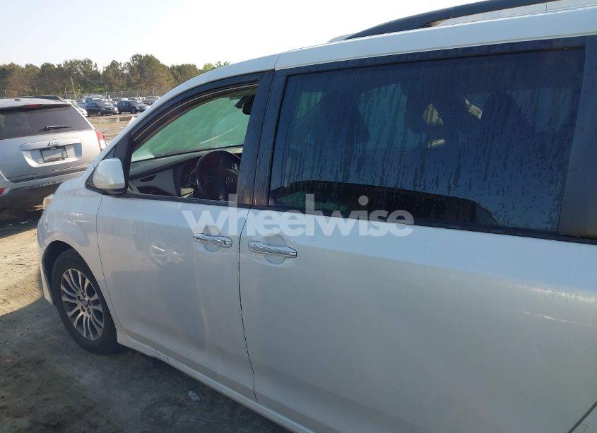 Photo 14 of 2019 Toyota Sienna XLE PREMIUM 8 PASSENGER (VIN 5TDYZ3DC3KS004798)