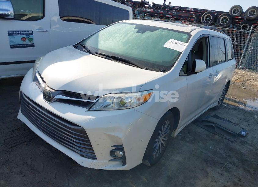 Photo 2 of 2019 Toyota Sienna XLE PREMIUM 8 PASSENGER (VIN 5TDYZ3DC3KS004798)