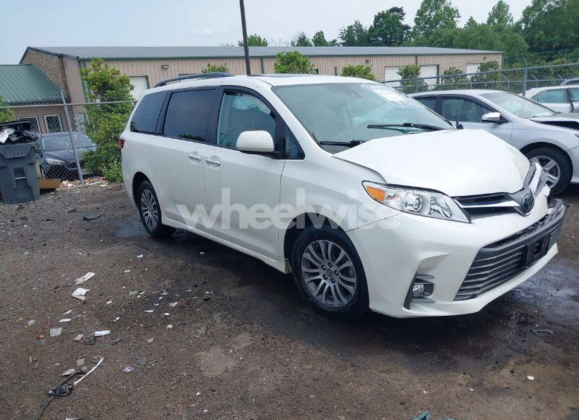 2020 Toyota Sienna XLE (VIN 5TDYZ3DC3LS048818) main photo
