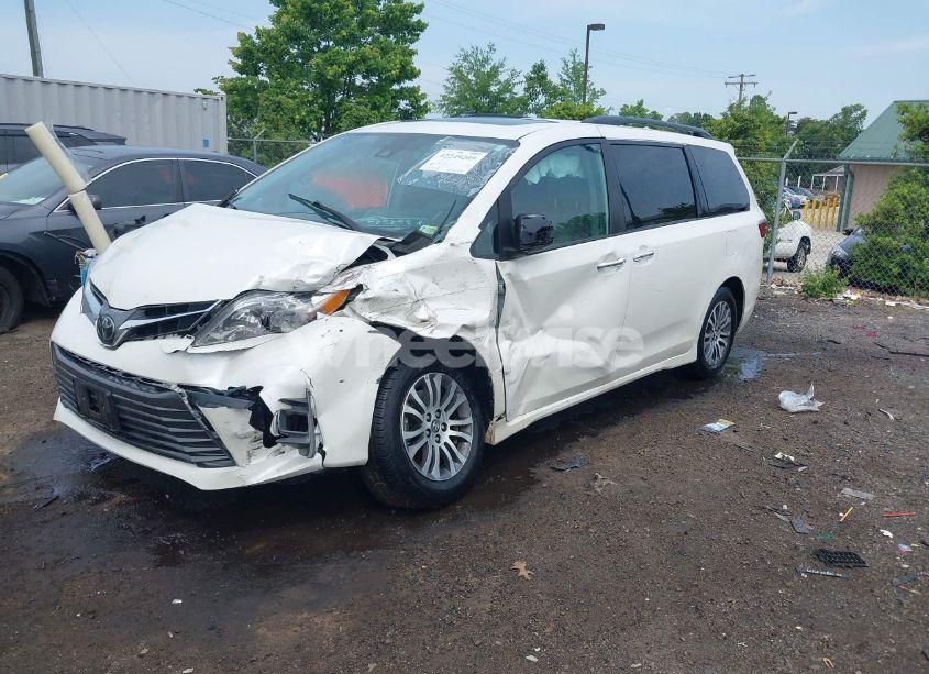 Photo 2 of 2020 Toyota Sienna XLE (VIN 5TDYZ3DC3LS048818)