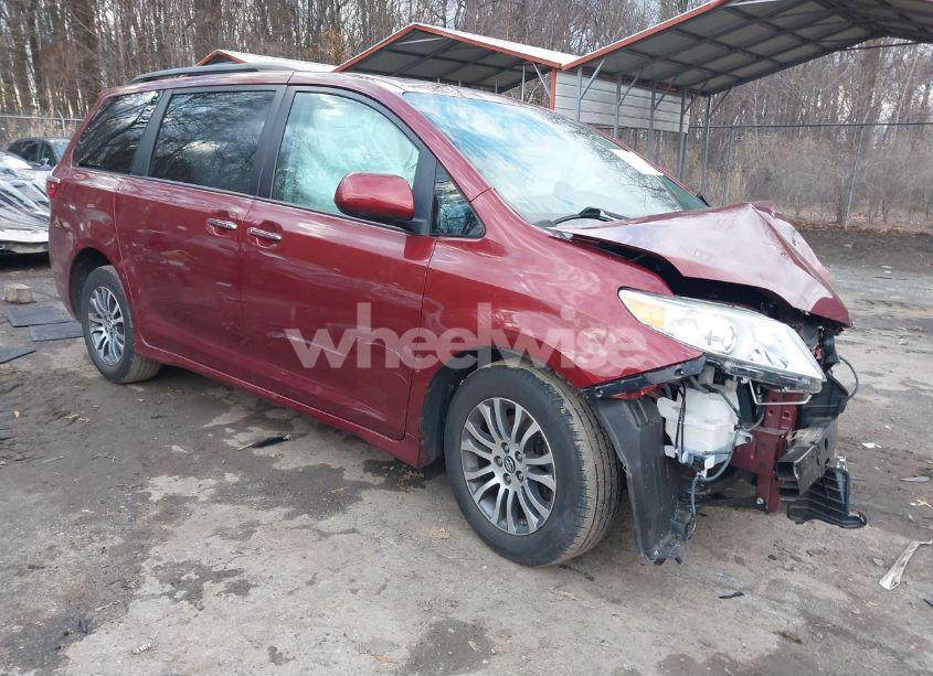 2020 Toyota Sienna XLE (VIN 5TDYZ3DC3LS051069) main photo