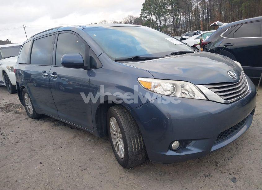 2017 Toyota Sienna XLE 8 PASSENGER (VIN 5TDYZ3DC4HS769463) main photo