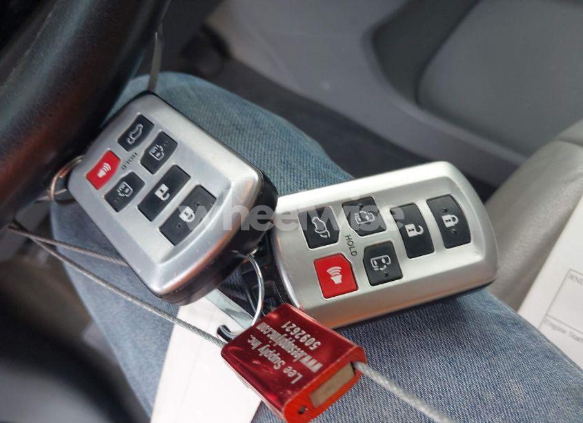 Photo 11 of 2017 Toyota Sienna XLE 8 PASSENGER (VIN 5TDYZ3DC4HS769463)