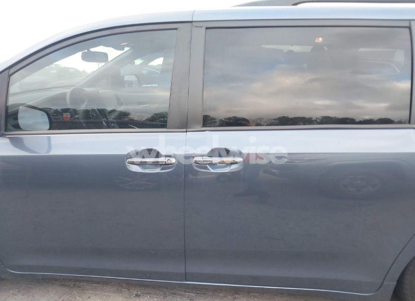 Photo 15 of 2017 Toyota Sienna XLE 8 PASSENGER (VIN 5TDYZ3DC4HS769463)