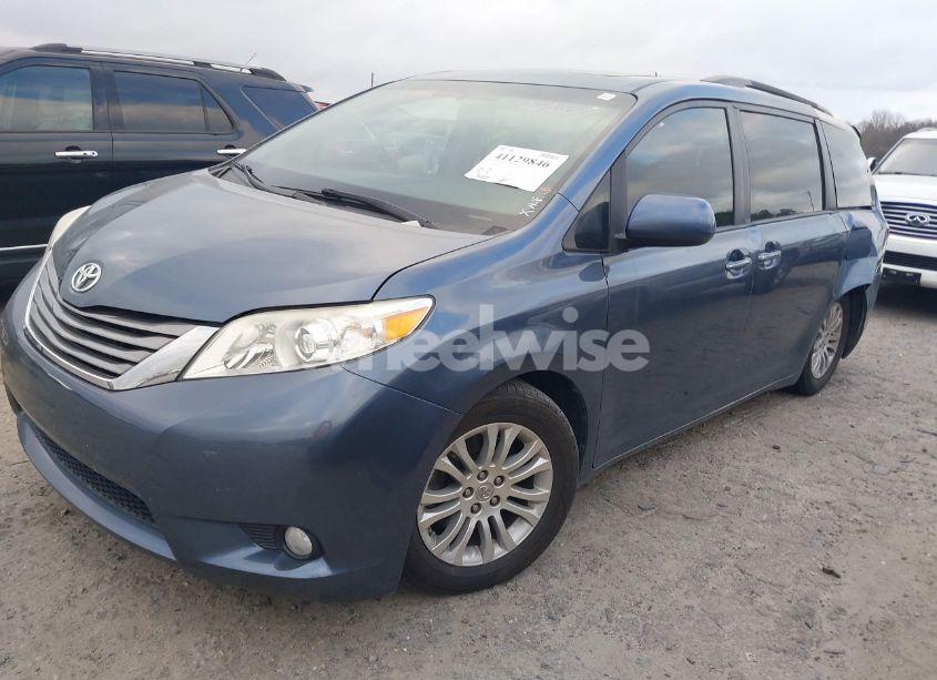 Photo 2 of 2017 Toyota Sienna XLE 8 PASSENGER (VIN 5TDYZ3DC4HS769463)
