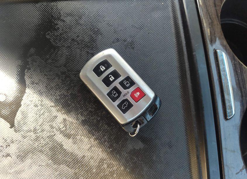 Photo 11 of 2017 Toyota Sienna XLE 8 PASSENGER (VIN 5TDYZ3DC4HS778129)