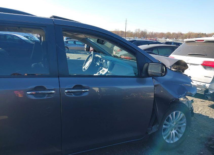 Photo 13 of 2017 Toyota Sienna XLE 8 PASSENGER (VIN 5TDYZ3DC4HS778129)