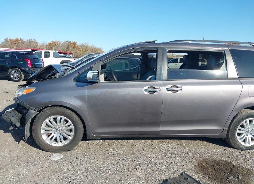 Photo 14 of 2017 Toyota Sienna XLE 8 PASSENGER (VIN 5TDYZ3DC4HS778129)