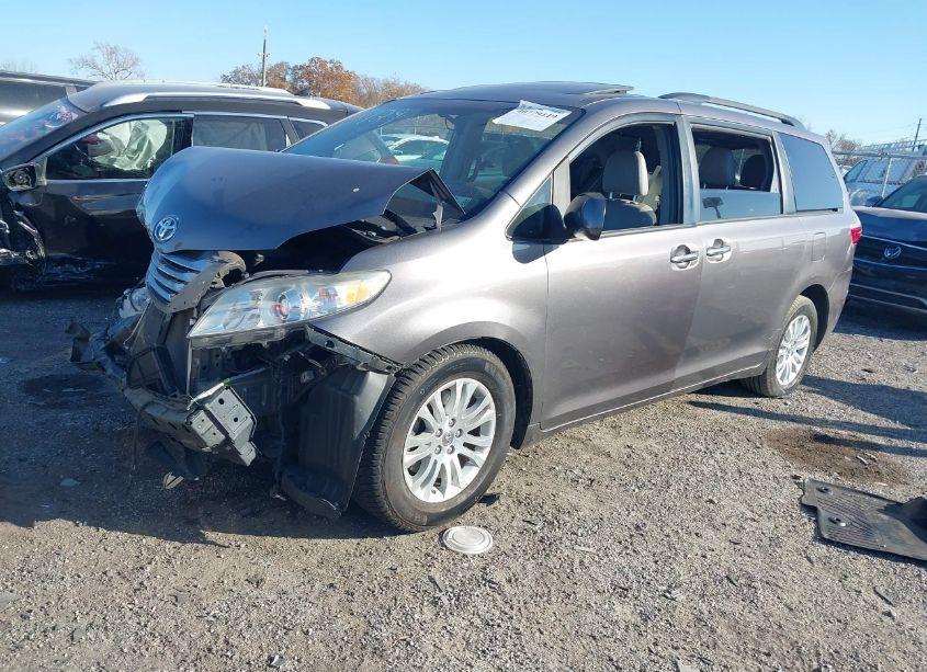 Photo 2 of 2017 Toyota Sienna XLE 8 PASSENGER (VIN 5TDYZ3DC4HS778129)