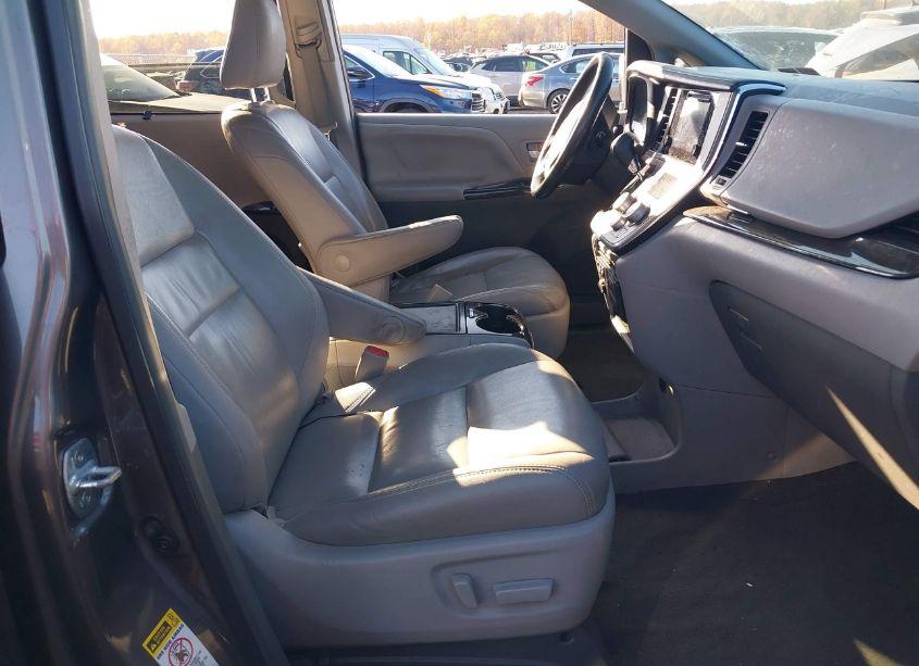 Photo 5 of 2017 Toyota Sienna XLE 8 PASSENGER (VIN 5TDYZ3DC4HS778129)