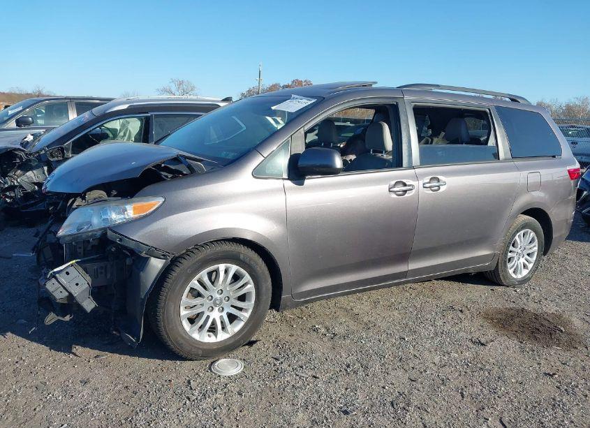 Photo 6 of 2017 Toyota Sienna XLE 8 PASSENGER (VIN 5TDYZ3DC4HS778129)