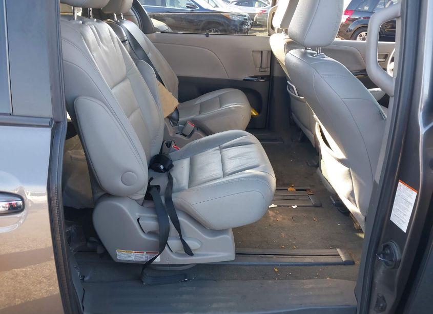 Photo 8 of 2017 Toyota Sienna XLE 8 PASSENGER (VIN 5TDYZ3DC4HS778129)