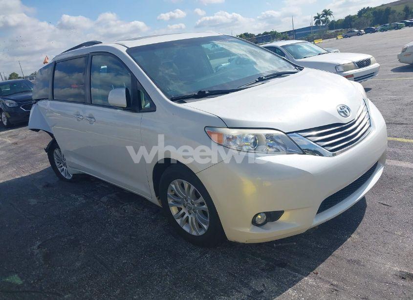 2017 Toyota Sienna XLE 8 PASSENGER (VIN 5TDYZ3DC4HS823084) main photo
