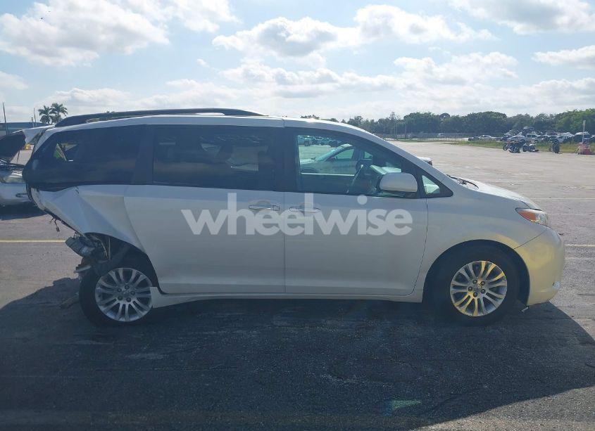 Photo 13 of 2017 Toyota Sienna XLE 8 PASSENGER (VIN 5TDYZ3DC4HS823084)