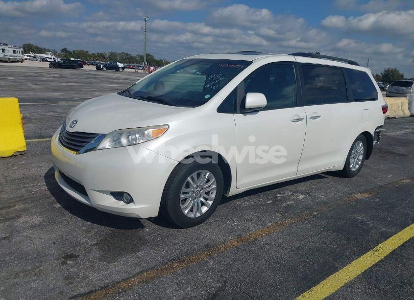Photo 2 of 2017 Toyota Sienna XLE 8 PASSENGER (VIN 5TDYZ3DC4HS823084)