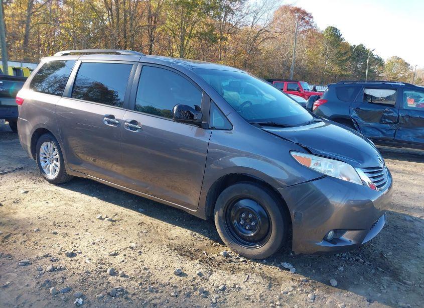 2017 Toyota Sienna XLE/LIMITED (VIN 5TDYZ3DC4HS826051) main photo