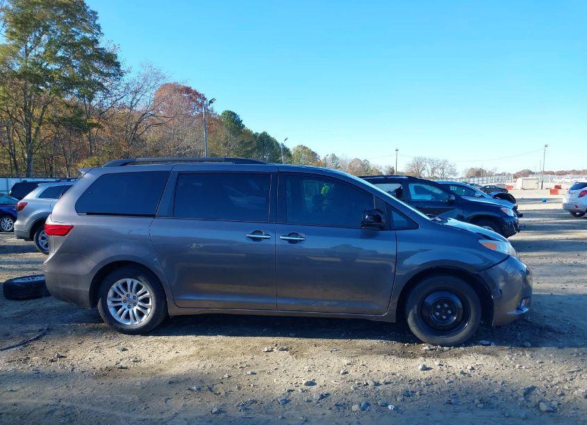 Photo 14 of 2017 Toyota Sienna XLE/LIMITED (VIN 5TDYZ3DC4HS826051)