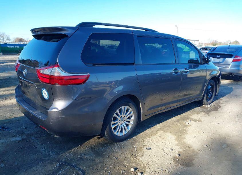 Photo 4 of 2017 Toyota Sienna XLE/LIMITED (VIN 5TDYZ3DC4HS826051)