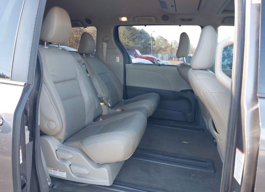 Photo 8 of 2017 Toyota Sienna XLE/LIMITED (VIN 5TDYZ3DC4HS826051)