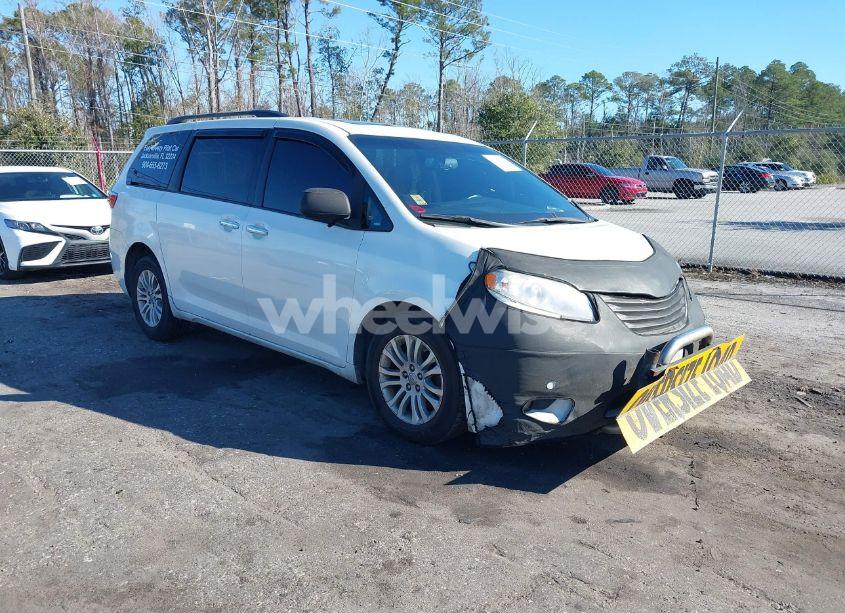 2017 Toyota Sienna XLE 8 PASSENGER (VIN 5TDYZ3DC4HS833744) main photo