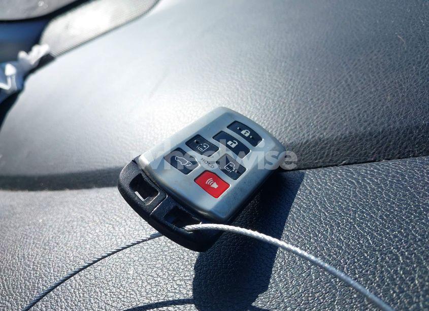 Photo 11 of 2017 Toyota Sienna XLE 8 PASSENGER (VIN 5TDYZ3DC4HS833744)