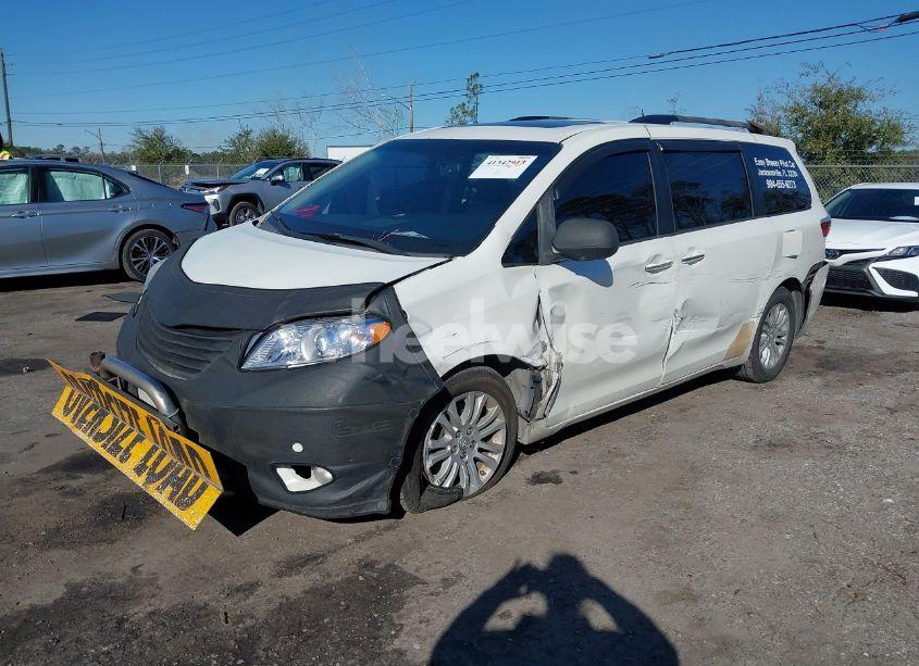 Photo 2 of 2017 Toyota Sienna XLE 8 PASSENGER (VIN 5TDYZ3DC4HS833744)
