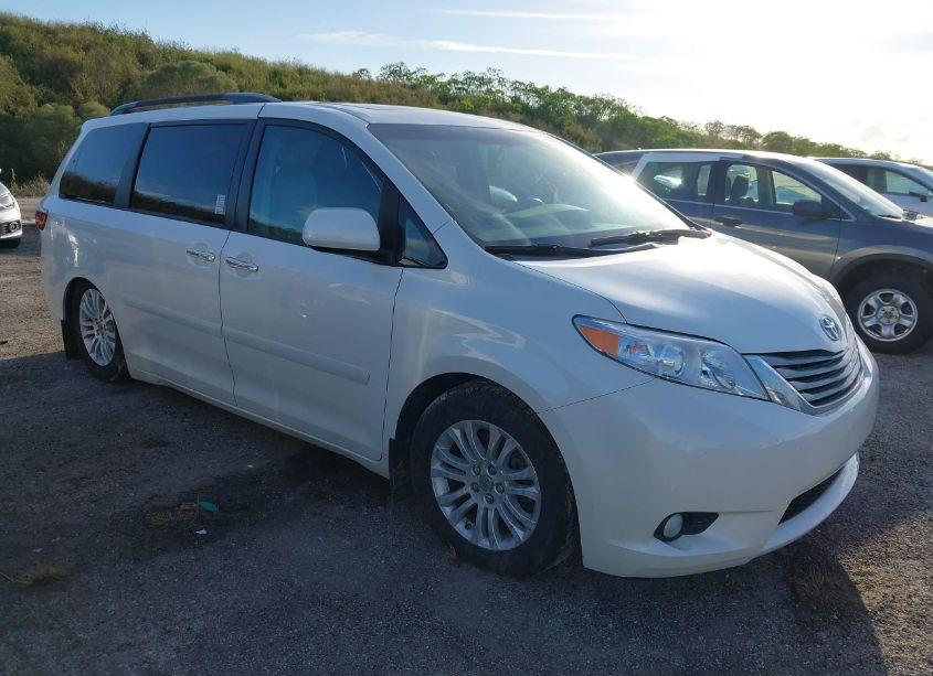 2017 Toyota Sienna XLE 8 PASSENGER (VIN 5TDYZ3DC4HS845313) main photo