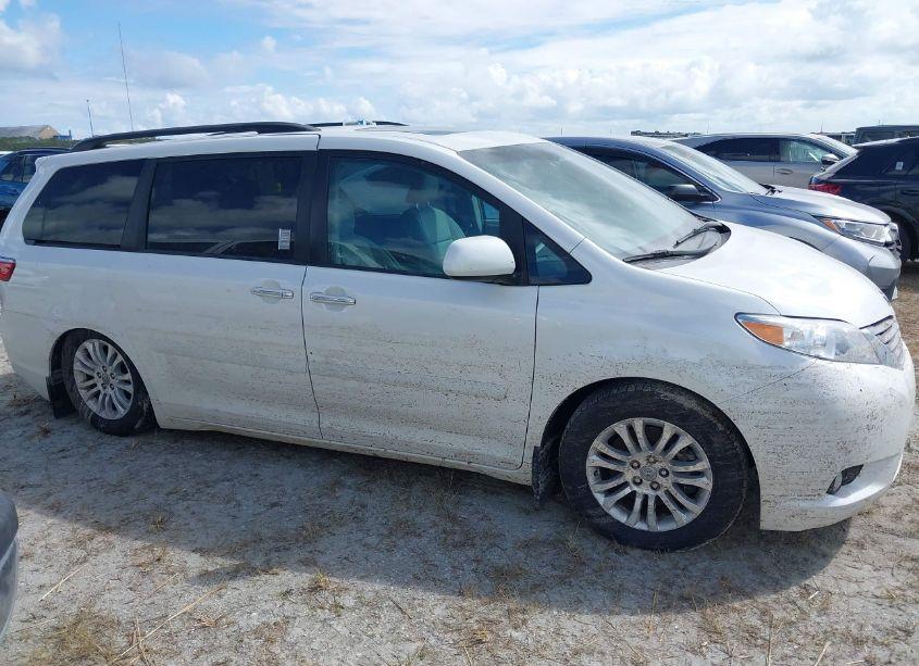 Photo 13 of 2017 Toyota Sienna XLE 8 PASSENGER (VIN 5TDYZ3DC4HS845313)