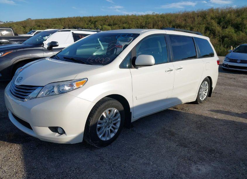Photo 2 of 2017 Toyota Sienna XLE 8 PASSENGER (VIN 5TDYZ3DC4HS845313)