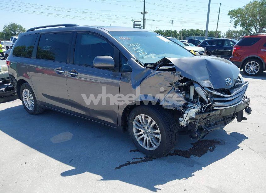 2017 Toyota Sienna XLE 8 PASSENGER (VIN 5TDYZ3DC4HS856263) main photo