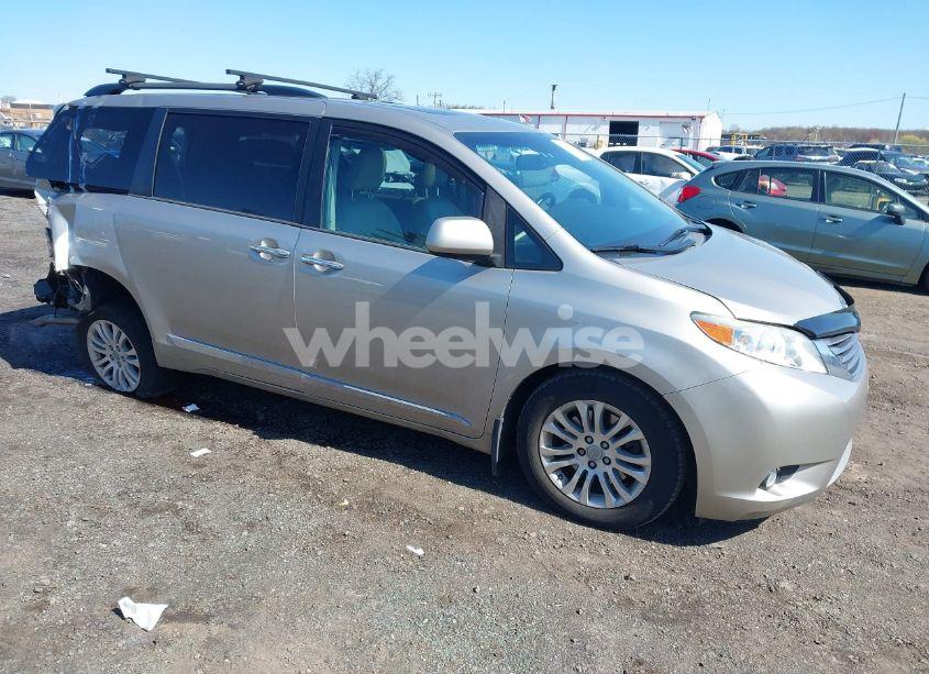 2017 Toyota Sienna XLE 8 PASSENGER (VIN 5TDYZ3DC4HS862189) main photo