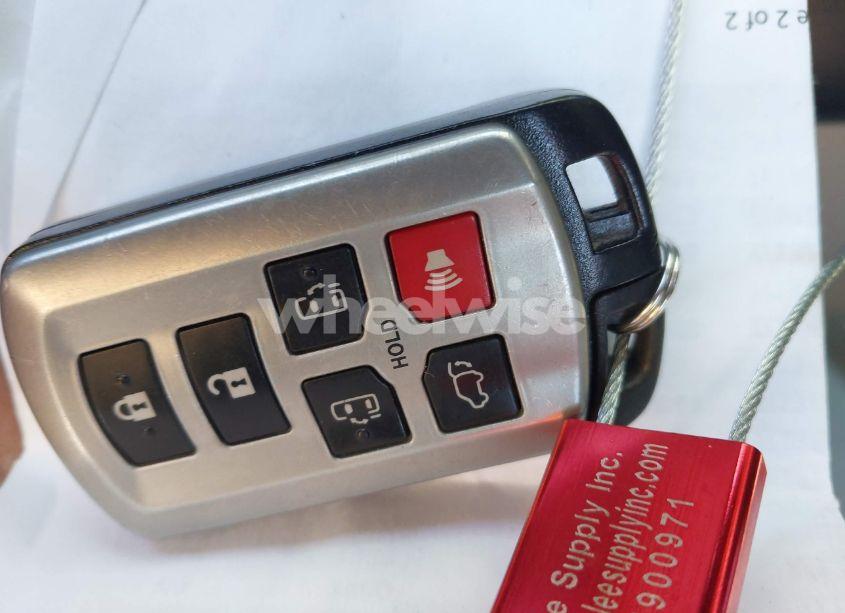 Photo 11 of 2017 Toyota Sienna XLE 8 PASSENGER (VIN 5TDYZ3DC4HS862189)