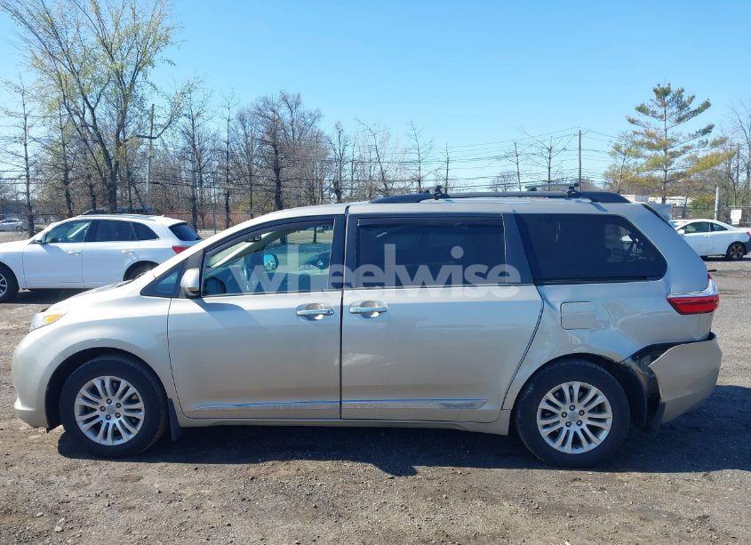 Photo 14 of 2017 Toyota Sienna XLE 8 PASSENGER (VIN 5TDYZ3DC4HS862189)