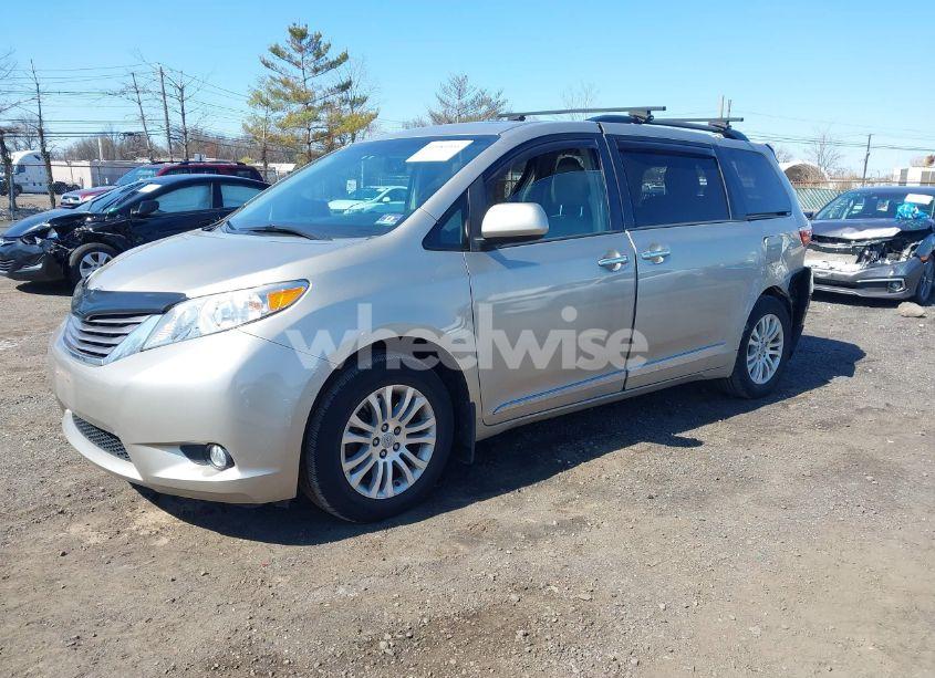 Photo 2 of 2017 Toyota Sienna XLE 8 PASSENGER (VIN 5TDYZ3DC4HS862189)