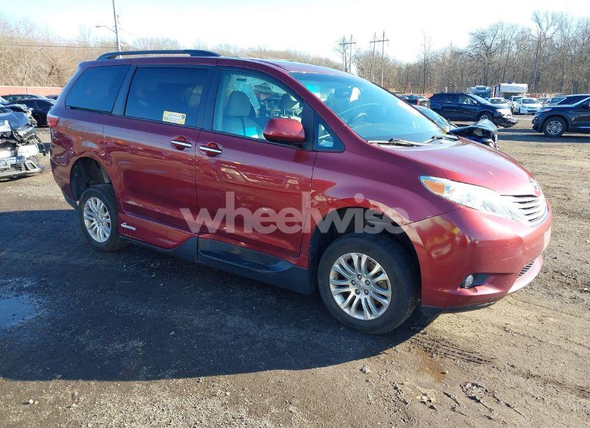 2017 Toyota Sienna XLE/LIMITED (VIN 5TDYZ3DC4HS868879) main photo