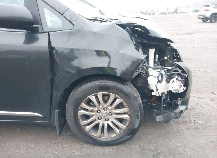 Photo 17 of 2017 Toyota Sienna XLE 8 PASSENGER (VIN 5TDYZ3DC4HS882426)