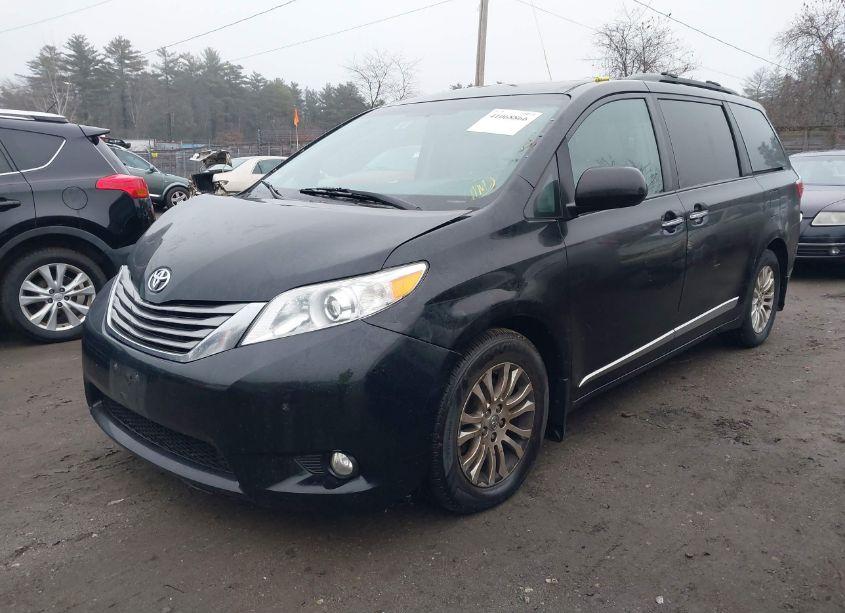 Photo 2 of 2017 Toyota Sienna XLE 8 PASSENGER (VIN 5TDYZ3DC4HS882426)