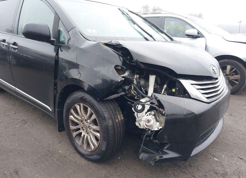 Photo 6 of 2017 Toyota Sienna XLE 8 PASSENGER (VIN 5TDYZ3DC4HS882426)