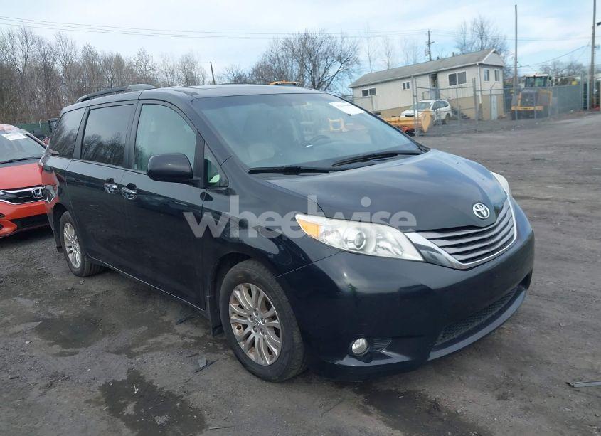 2017 Toyota Sienna XLE 8 PASSENGER (VIN 5TDYZ3DC4HS886380) main photo