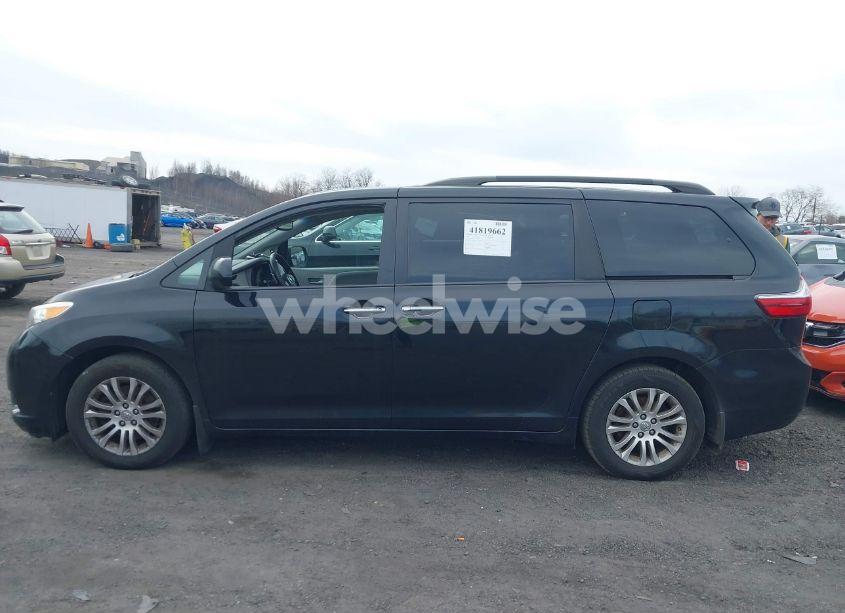 Photo 14 of 2017 Toyota Sienna XLE 8 PASSENGER (VIN 5TDYZ3DC4HS886380)